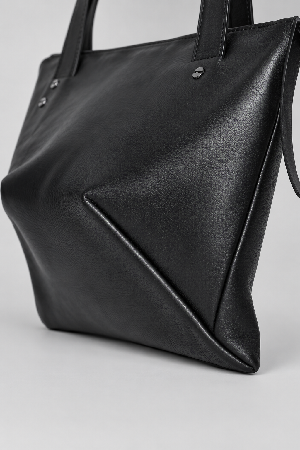 NUTSA NM1092B Shoulder Bag in calf leather with zip closure, cotton lining, and internal pocket